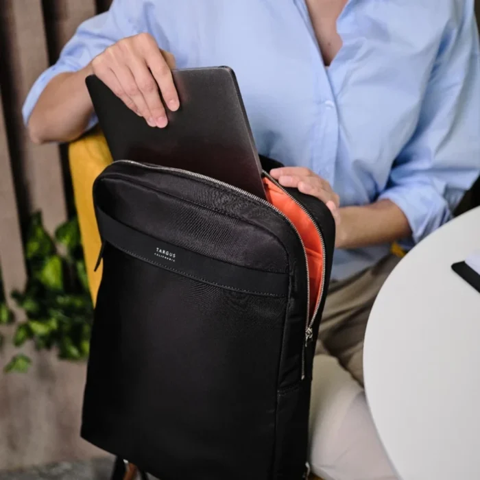 Targus 15 inch Newport Ultra Slim Backpack Black 04 Targus 15 inch Newport Ultra Slim Backpack Black กระเป๋าเป้สำหรับโน๊ตบุ๊ก สีดำ