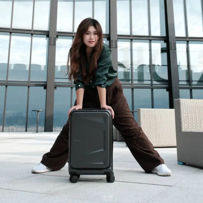Targus Pro-Tek Carry-on Trolley Black 04 Targus Pro-Tek Carry-on Trolley Black กระเป๋าเดินทาง น้ำหนักเบา ขนาด 20 นิ้ว สีดำ