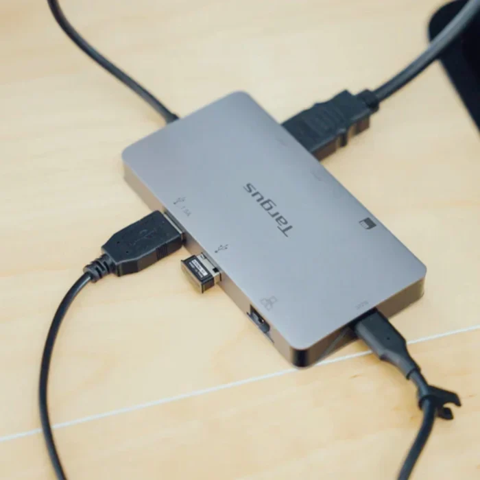Targus USB-C 4K HDMI Docking Station 03 Targus USB-C 4K HDMI Docking Station with Card Reader PD 100W อุปกรณ์เชื่อมต่อ