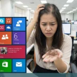 ภาพผู้หญิงกังวลกับปัญหาผมร่วงถือผมที่ร่วงเต็มมือ ขณะนั่งหน้าจอคอมพิวเตอร์ Windows 10 สำหรับบทความเกี่ยวกับสุขภาพและเทคโนโลยี โดย ร้านเควีซี คอมพิวเตอร์ บริการซ่อมคอมพิวเตอร์