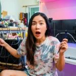 ภาพเปรียบเทียบแบ่งครึ่งซ้ายขวา ด้านซ้ายคือโต๊ะคอมพิวเตอร์ที่มีสายไฟพันกันยุ่งเหยิง ด้านขวาคือโต๊ะที่จัดสายไฟเรียบร้อยแล้ว โดยมีผู้หญิงทำหน้าตกใจถือสายไฟที่รกและที่รัดสายไฟอยู่ตรงกลาง