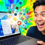 ผู้ชายทำหน้าตื่นเต้นถือโน้ตบุ๊กที่มีไอคอนโปรแกรมต่างๆ และ ลบโปรแกรม จากถังขยะพุ่งออกมาจากหน้าจอ แสดงถึงการถอนการติดตั้งโปรแกรมแบบถอนรากถอนโคน