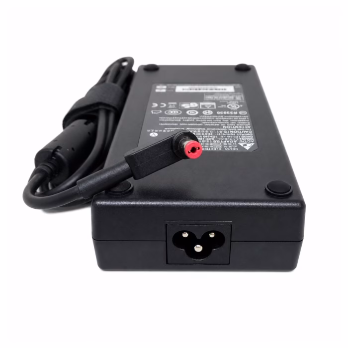 acer-adapter-195v-923a-180w-55x17mm-2 กล่องอะแดปเตอร์ชาร์จโน้ตบุ๊ก Acer สีดำ แสดงช่องเสียบสายไฟ AC ด้านข้าง และสายชาร์จพร้อมหัวแจ็ค