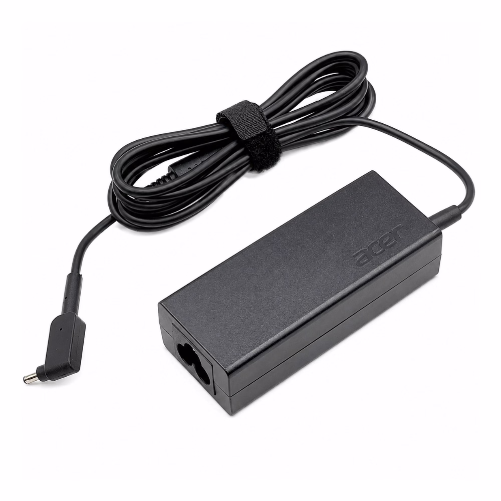 กล่องอะแดปเตอร์ชาร์จโน้ตบุ๊ก Acer สีดำ แสดงช่องเสียบสายไฟ AC ด้านข้าง และสายชาร์จพร้อมหัวแจ็ค
