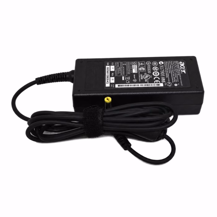 acer-adapter-19v-342a-65w-55x17mm-2 อะแดปเตอร์สายชาร์จโน้ตบุ๊ก Acer 19V 65W วางมุมเฉียง แสดงรายละเอียดสติกเกอร์ข้อมูลไฟและสายชาร์จม้วนเก็บเรียบร้อยด้วยตีนตุ๊กแก