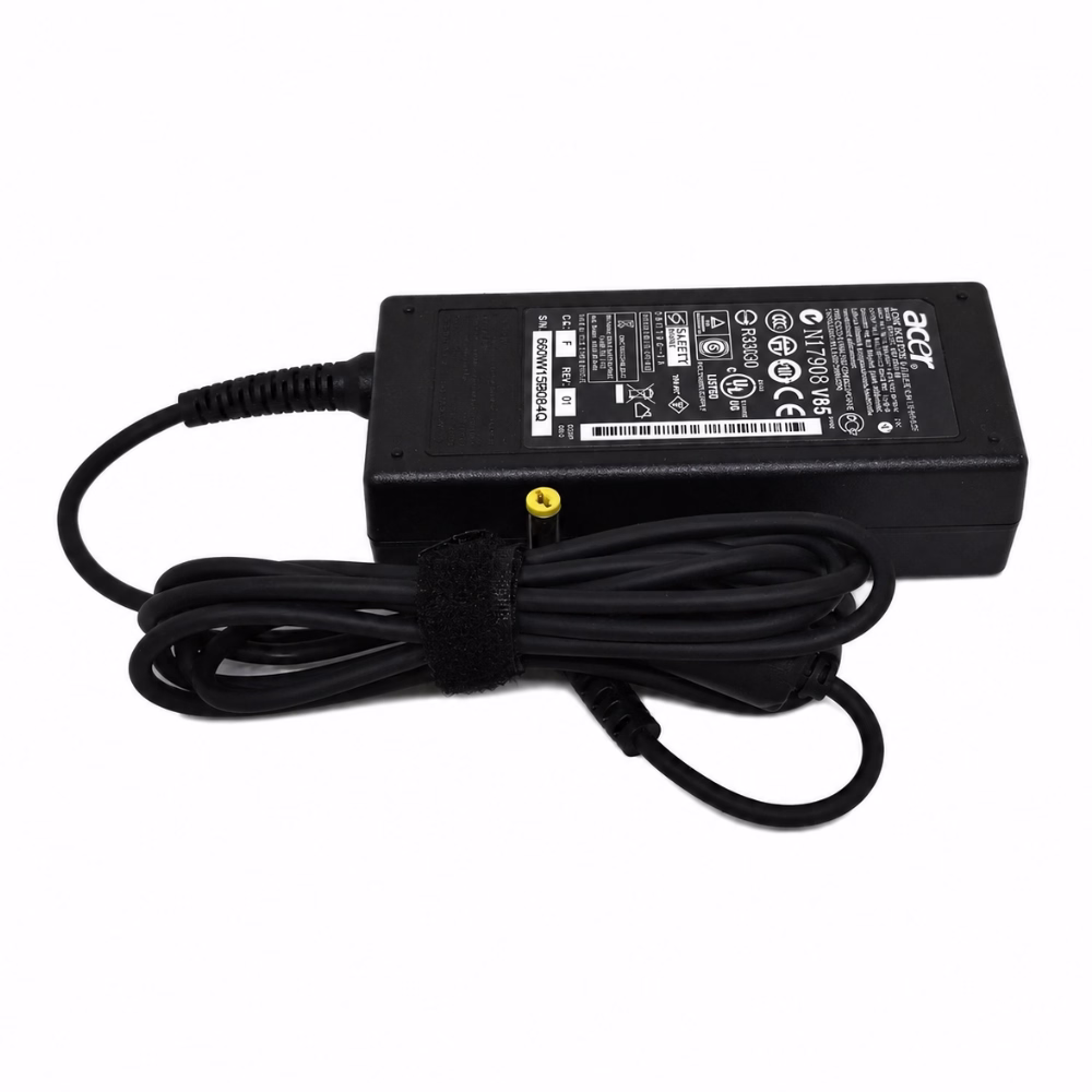 อะแดปเตอร์สายชาร์จโน้ตบุ๊ก Acer 19V 65W วางมุมเฉียง แสดงรายละเอียดสติกเกอร์ข้อมูลไฟและสายชาร์จม้วนเก็บเรียบร้อยด้วยตีนตุ๊กแก