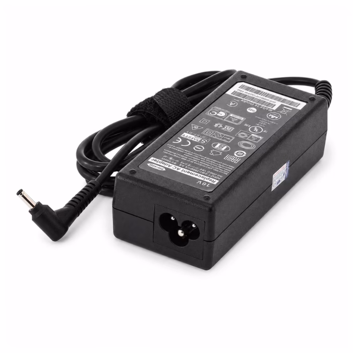 อะแดปเตอร์ชาร์จโน้ตบุ๊ก Asus 19V 2.37A วางมุมเฉียง แสดงช่องเสียบสาย AC ด้านข้าง ป้ายสเปก และสาย DC หัวแจ็คทรงงอ