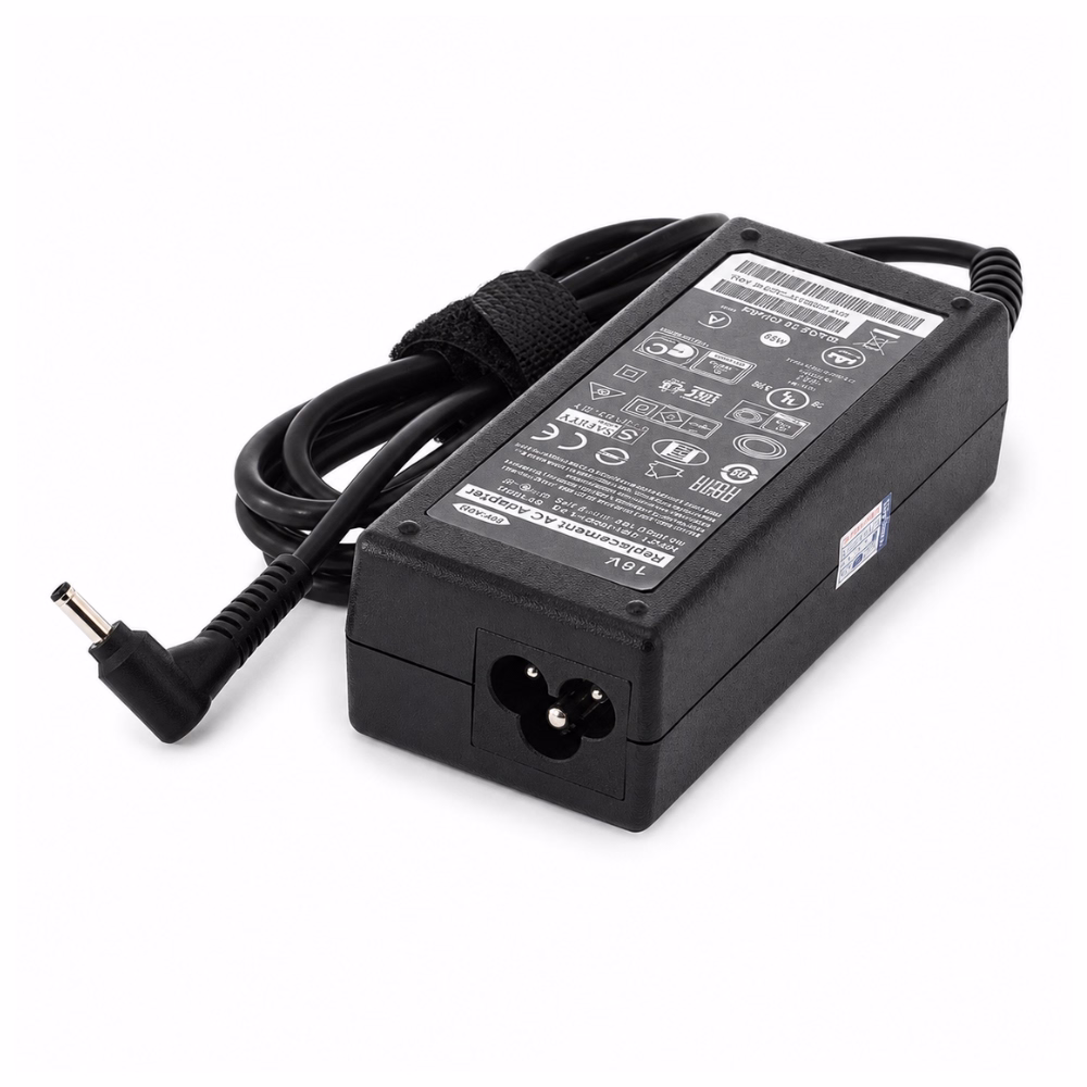 อะแดปเตอร์ชาร์จโน้ตบุ๊ก Asus 19V 2.37A วางมุมเฉียง แสดงช่องเสียบสาย AC ด้านข้าง ป้ายสเปก และสาย DC หัวแจ็คทรงงอ