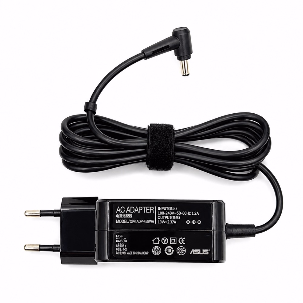อะแดปเตอร์ชาร์จโน้ตบุ๊ก Asus 45W แสดงป้ายฉลากสเปก AC ADAPTER รุ่น ADP-45BWA และหัวแจ็ค DC ทรงงอ