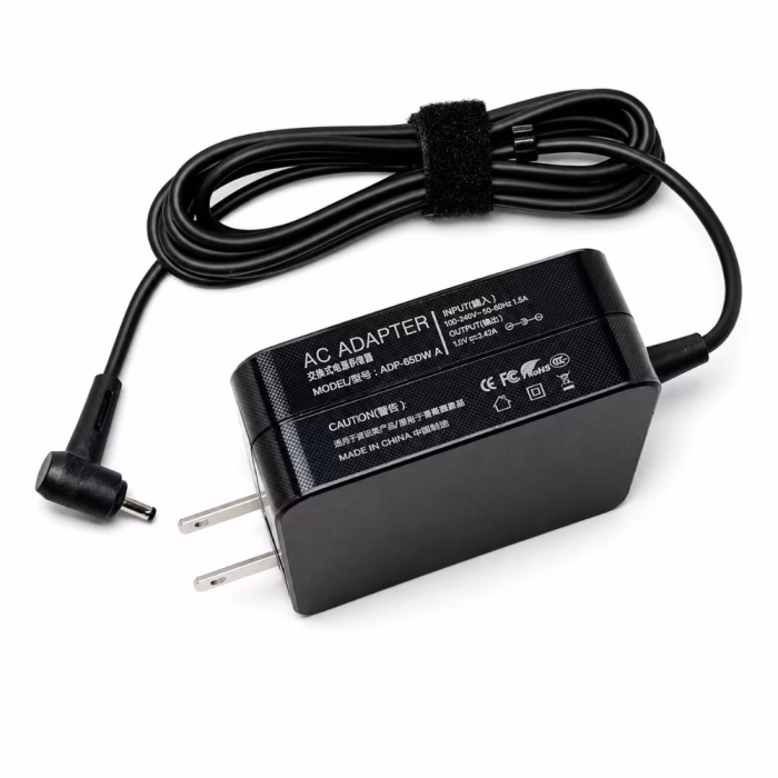 อะแดปเตอร์ชาร์จโน้ตบุ๊ก Asus 19V 65W มุมเอียง แสดงป้ายสเปกข้อมูลรุ่น ADP-65DW A และสายชาร์จม้วนเก็บเรียบร้อย