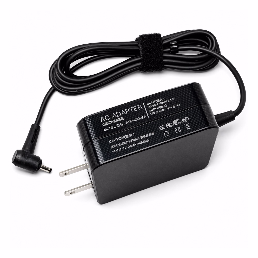 อะแดปเตอร์ชาร์จโน้ตบุ๊ก Asus 19V 65W มุมเอียง แสดงป้ายสเปกข้อมูลรุ่น ADP-65DW A และสายชาร์จม้วนเก็บเรียบร้อย