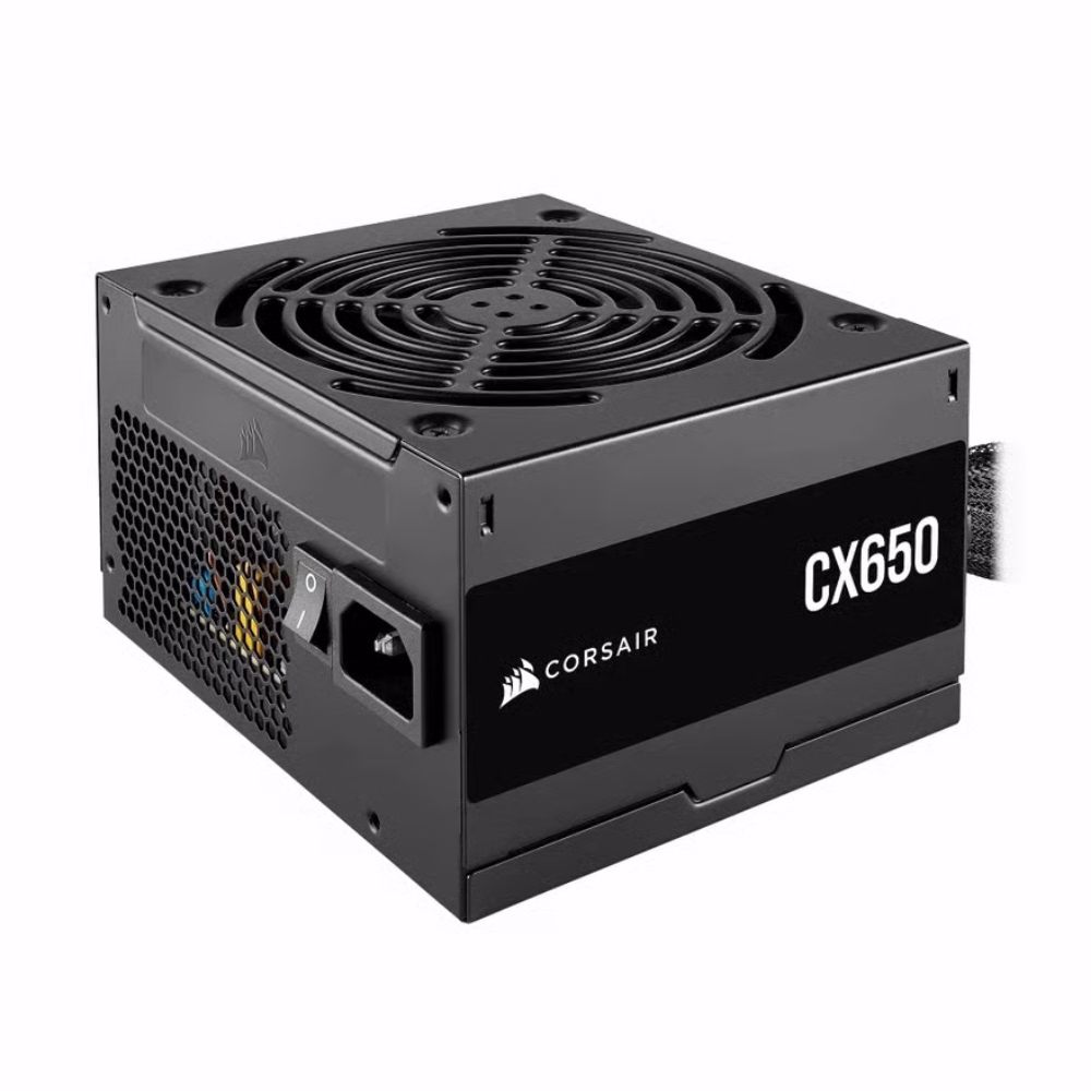 พาวเวอร์ซัพพลาย Corsair CX650 650W 80 Plus Bronze มุมเฉียง แสดงสติกเกอร์ข้างตัวเครื่องและช่องเสียบสายไฟ AC