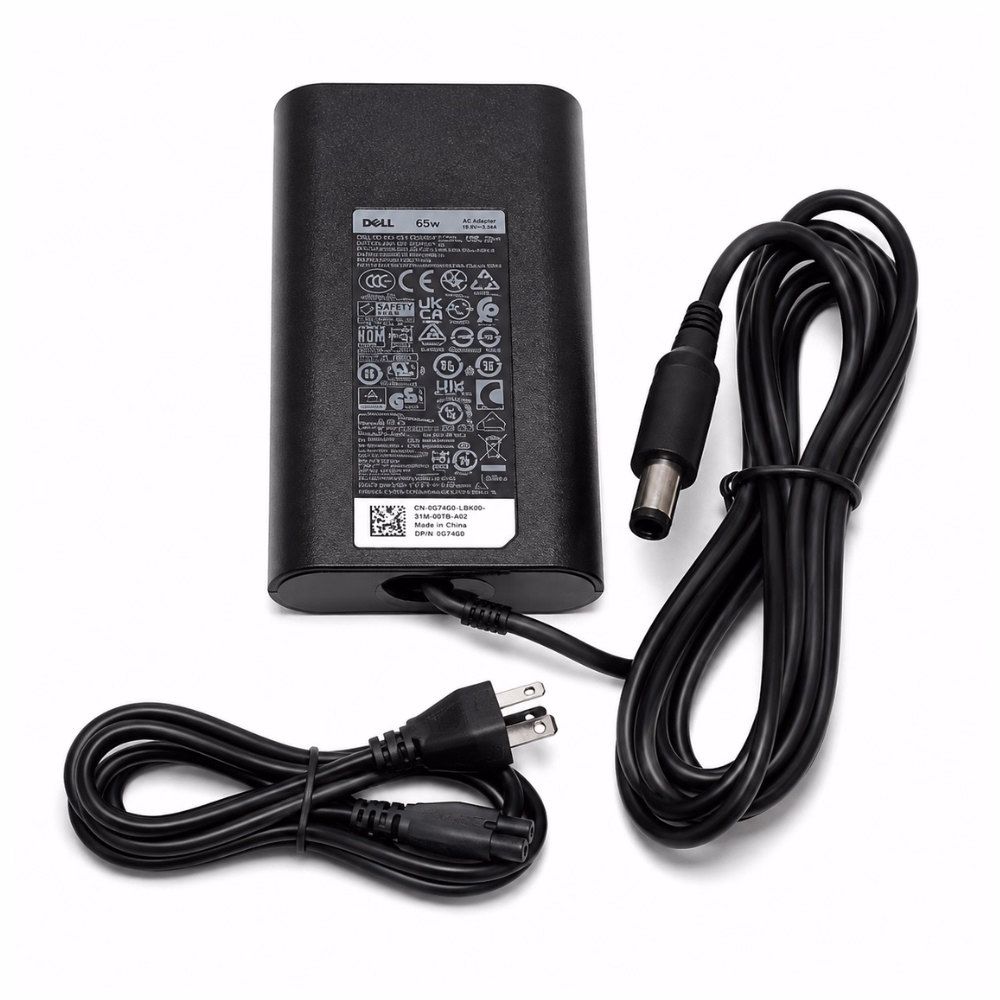 ชุดอะแดปเตอร์ชาร์จโน้ตบุ๊ก Dell ทรง Slim 65W วางแสดงคู่กับสายปลั๊กไฟ AC และสาย DC พร้อมหัวแจ็คในแนวตั้ง