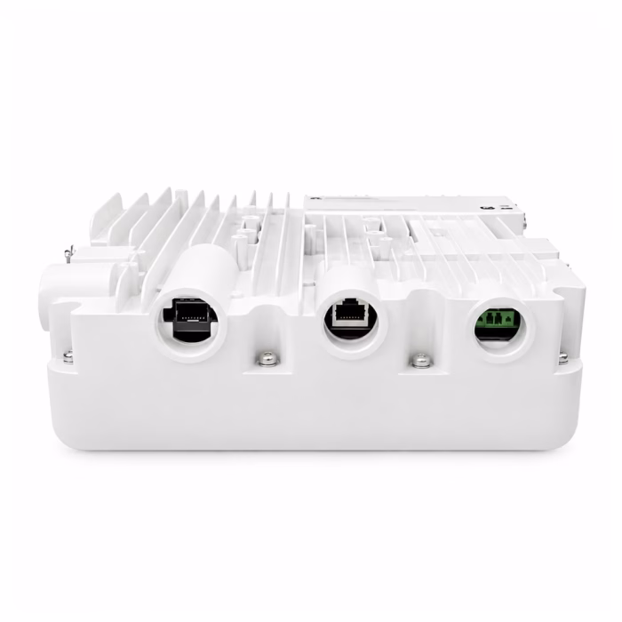 huawei-ekitengine-ap772e-ap-2 ด้านล่างแอคเซสพอยต์ Huawei eKitEngine AP772E แสดงพอร์ตเชื่อมต่อกันน้ำ พอร์ต LAN พอร์ต Optical SFP และครีบระบายความร้อนโลหะ
