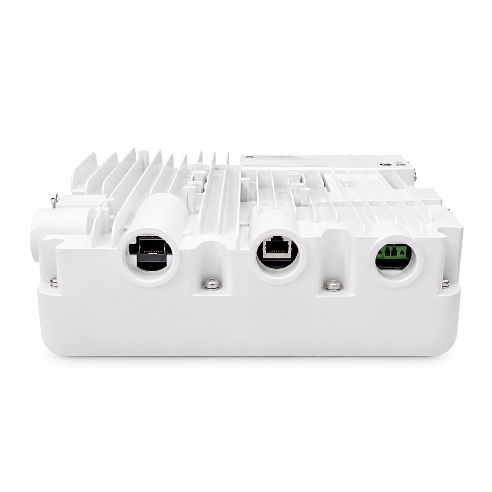 ด้านล่างแอคเซสพอยต์ Huawei eKitEngine AP772E แสดงพอร์ตเชื่อมต่อกันน้ำ พอร์ต LAN พอร์ต Optical SFP และครีบระบายความร้อนโลหะ