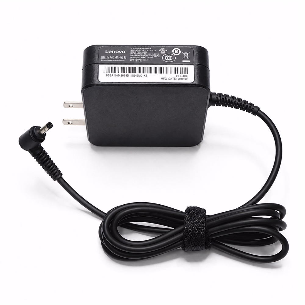 อะแดปเตอร์ชาร์จโน้ตบุ๊ก Lenovo 20V 65W แสดงป้ายฉลากสเปกข้อมูล ขาปลั๊กไฟ และสาย DC พร้อมหัวแจ็คทรงงอ