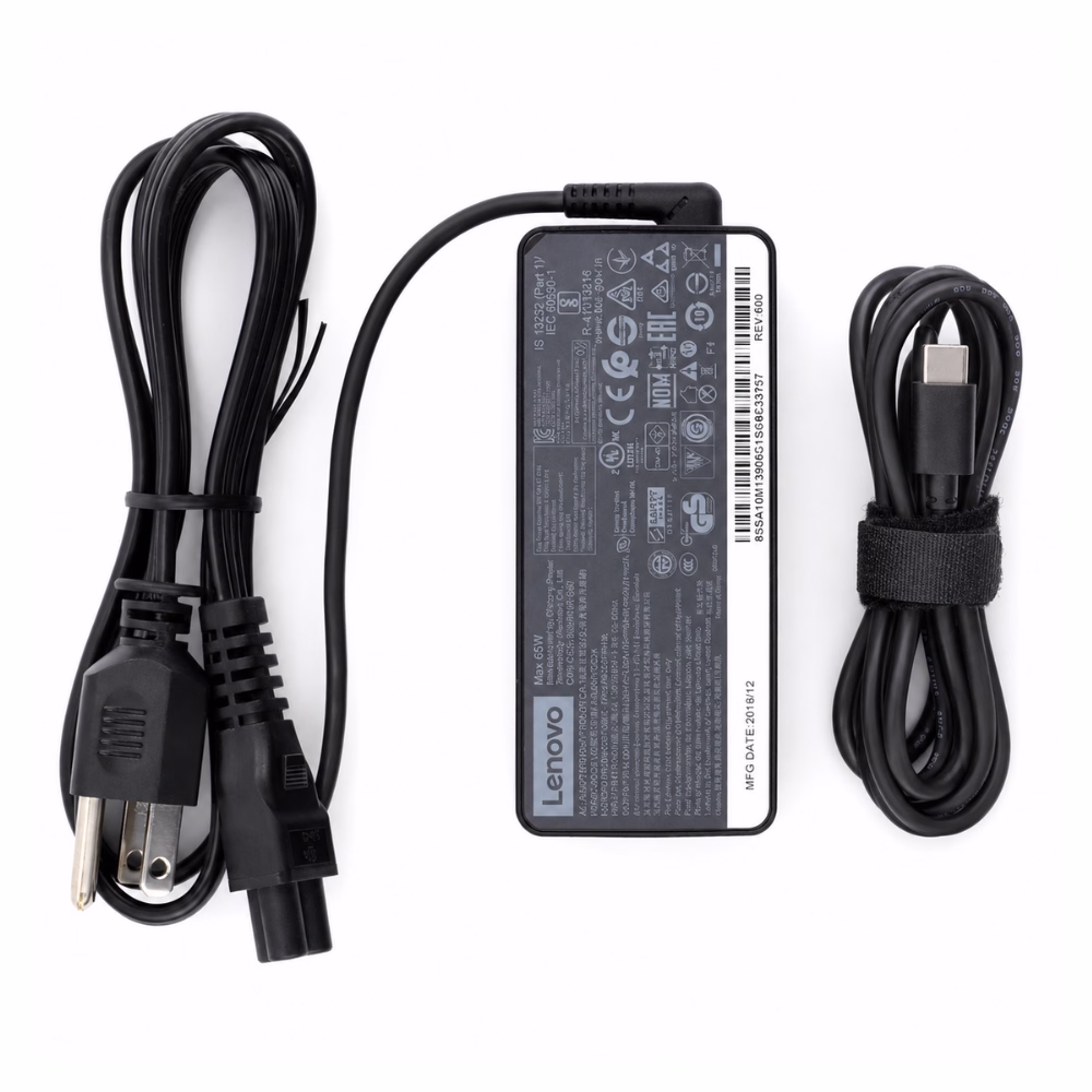 ชุดอะแดปเตอร์ชาร์จโน้ตบุ๊ก Lenovo USB Type-C 65W วางแสดงตัวกล่องอะแดปเตอร์พร้อมป้ายสเปก สาย AC และสาย Type-C