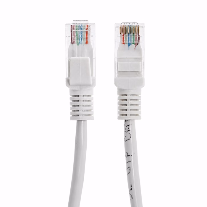 หัวต่อ RJ45 ของสายแลนสำเร็จรูป LINK CAT5e สีขาว ระยะใกล้ แสดงขั้วสัมผัส และบูทครอบหัวแลน