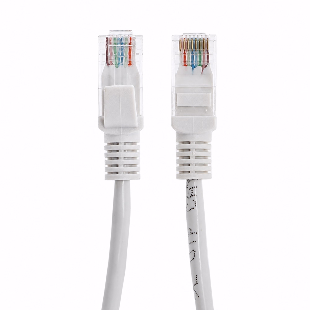 หัวต่อ RJ45 ของสายแลนสำเร็จรูป LINK CAT5e สีขาว ระยะใกล้ แสดงขั้วสัมผัส และบูทครอบหัวแลน