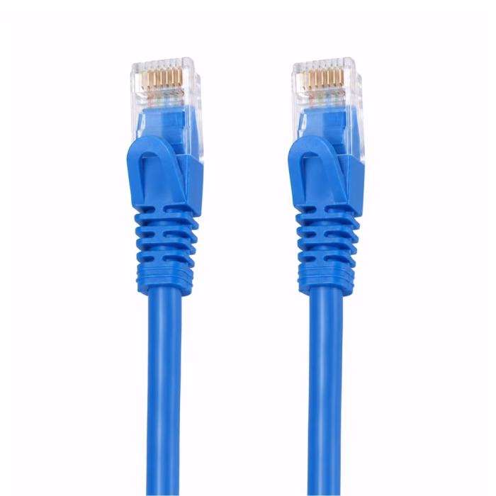 link-cat5e-2m-blue-3 หัวต่อสายแลน RJ45 สำเร็จรูป LINK CAT5e สีน้ำเงิน ระยะใกล้ แสดงขั้วสัมผัสทองแดงและปลอกบูทป้องกันสลักหัก