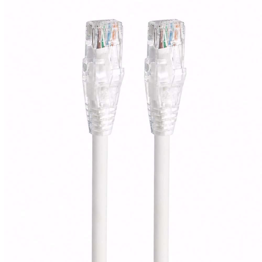 หัวต่อ RJ45 แบบใสของสายแลนสำเร็จรูป LINK CAT5e สีขาว ระยะใกล้ แสดงขั้วสัมผัสทองแดงและการเข้าหัวสาย