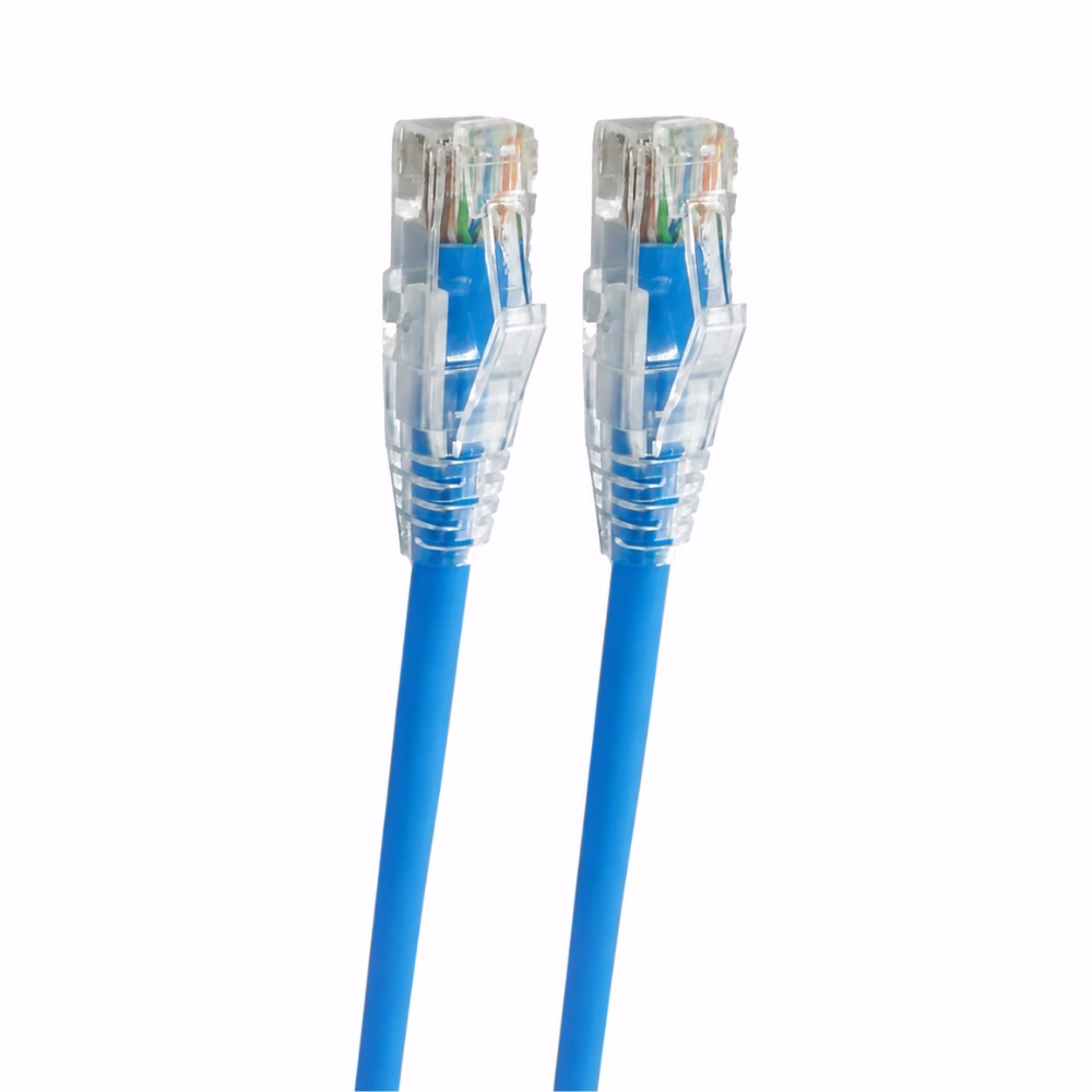 หัวต่อ RJ45 แบบใสของสายแลนสำเร็จรูป LINK CAT5e สีน้ำเงิน ระยะใกล้ แสดงขั้วสัมผัสทองแดงและการเข้าหัวสาย