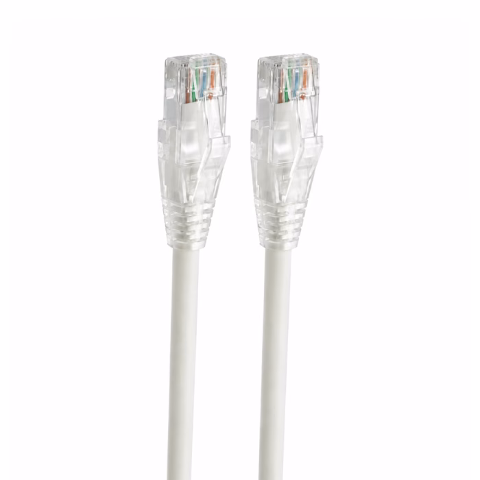 link-cat5e-5m-white-2 หัวต่อ RJ45 แบบใสของสายแลนสำเร็จรูป LINK CAT5e สีขาว ระยะใกล้ แสดงขั้วสัมผัสทองแดงและการจัดเรียงสาย