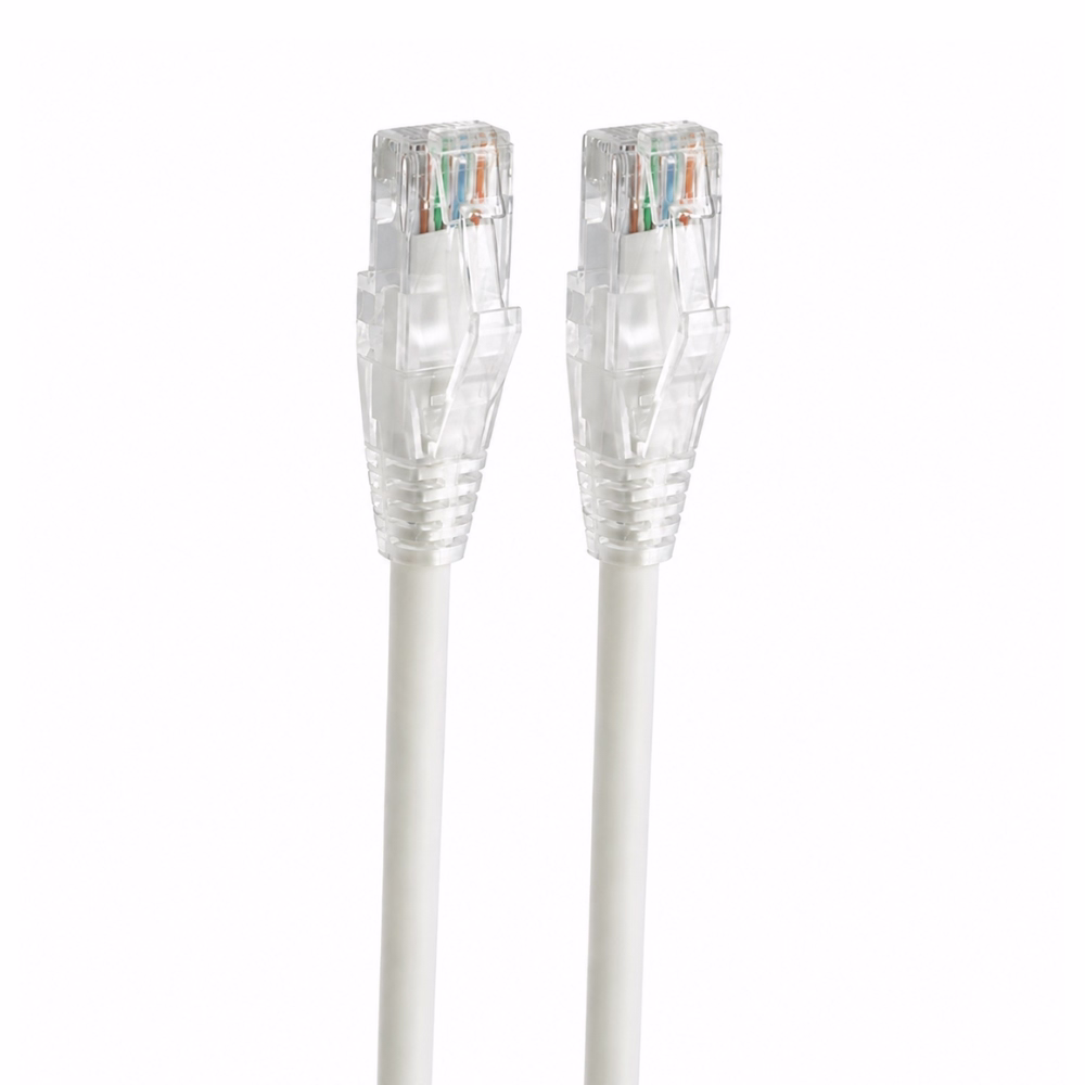 หัวต่อ RJ45 แบบใสของสายแลนสำเร็จรูป LINK CAT5e สีขาว ระยะใกล้ แสดงขั้วสัมผัสทองแดงและการจัดเรียงสาย