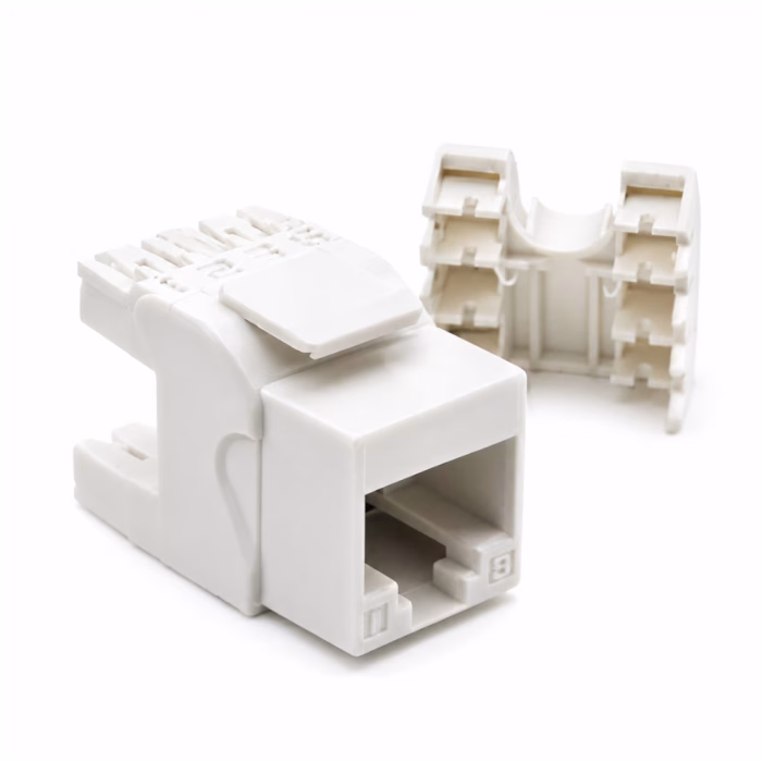 ด้านหน้าเต้ารับสายแลนตัวเมีย LINK CAT5e ทรงสลิม สีขาว แสดงช่องเสียบ RJ45 วางคู่กับฝาครอบล็อคสาย