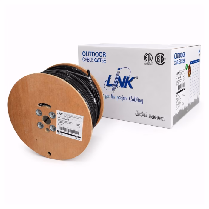 link-cat5e-outdoor-305m-us9015m-1 สายแลนภายนอกอาคารมีสลิง LINK CAT5e สีดำ แบบล้อไม้ยาว 305 เมตร วางคู่กับกล่องบรรจุภัณฑ์
