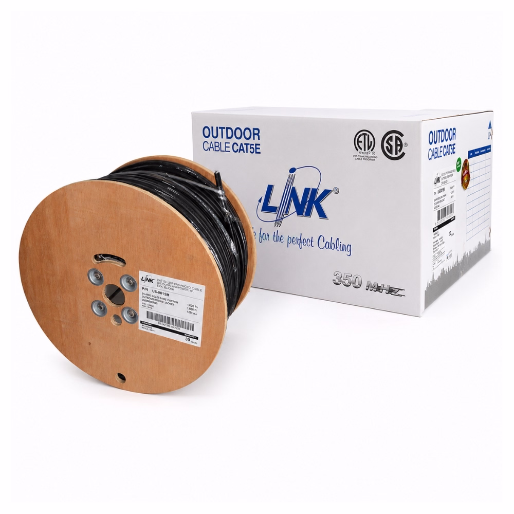 link-cat5e-outdoor-305m-us9015m-1 สายแลนภายนอกอาคารมีสลิง LINK CAT5e สีดำ แบบล้อไม้ยาว 305 เมตร วางคู่กับกล่องบรรจุภัณฑ์
