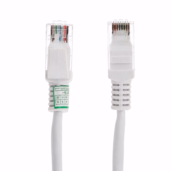หัวต่อสายแลน RJ45 สำเร็จรูป LINK CAT5e สีขาว ระยะใกล้ แสดงขั้วสัมผัสและบูทครอบหัวแลน