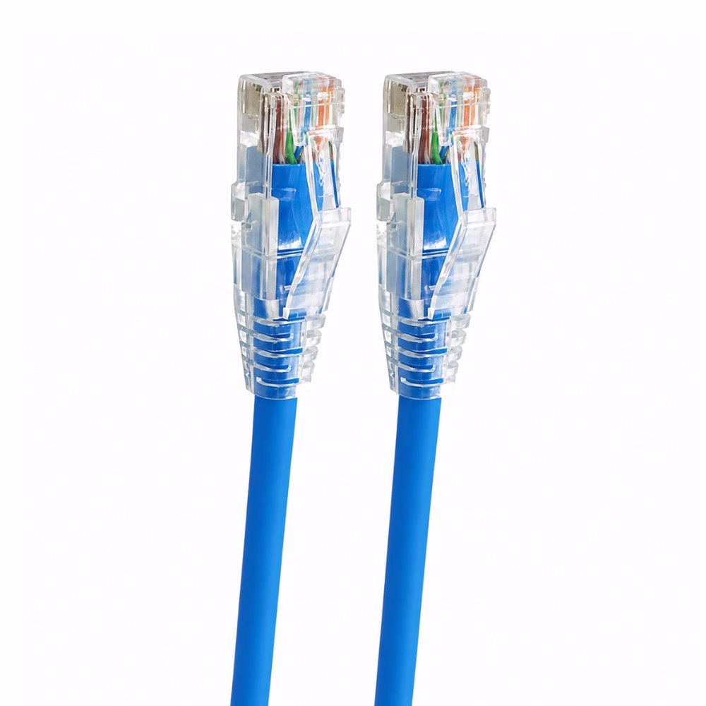 หัวต่อ RJ45 แบบใสของสายแลนสำเร็จรูป LINK CAT6 สีน้ำเงิน ระยะใกล้ แสดงขั้วสัมผัสทองแดงและปลอกบูทป้องกันสลัก