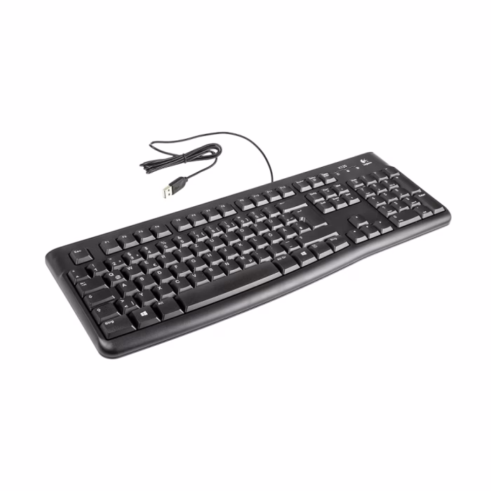 คีย์บอร์ดมีสาย USB Logitech K120 สีดำ มุมมองสามมิติ แสดงสายเคเบิลเชื่อมต่อพอร์ต USB ความยาวมาตรฐาน