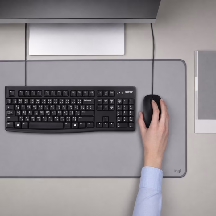 logitech-mk120-usb-combo-black-3 ภาพมุมมองด้านบนจำลองการใช้งานชุดคีย์บอร์ดและเมาส์ Logitech MK120 สีดำ บนแผ่นรองโต๊ะทำงานในสำนักงาน