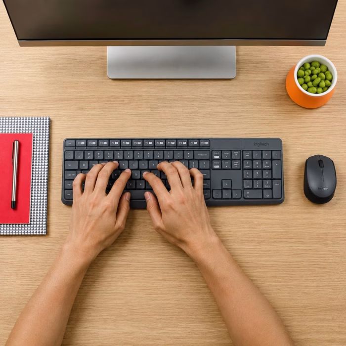 logitech-mk235-wireless-combo-black-4 ภาพมุมมองด้านบนจำลองการพิมพ์งานด้วยชุดคีย์บอร์ดและเมาส์ไร้สาย Logitech MK235 บนโต๊ะทำงานไม้