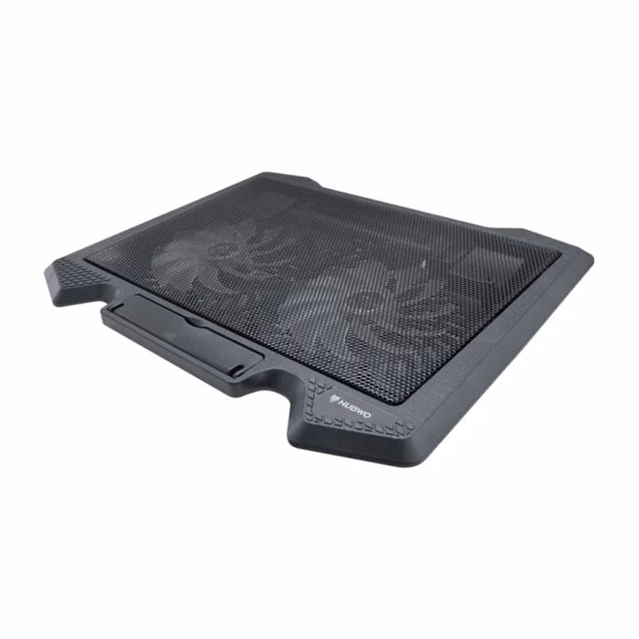 nubwo-nf-233-cooler-pad-black-3 แท่นระบายความร้อน NUBWO NF-233 สีดำ มุมมองสามมิติเฉียง แสดงพื้นผิวตะแกรงโลหะ ที่กั้นโน้ตบุ๊กกันลื่น และโลโก้ NUBWO