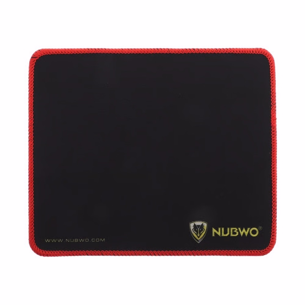 แผ่นรองเมาส์เกมมิ่ง NUBWO NP001 สีดำ เย็บขอบด้ายสีแดง มุมมองด้านหน้าตรง พร้อมโลโก้ NUBWO สีทอง