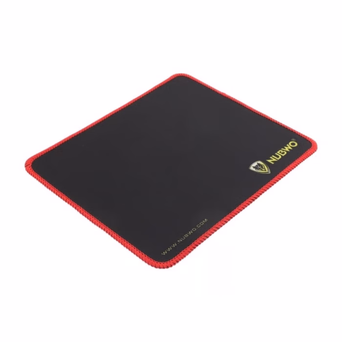 nubwo-np001-mouse-pad-3 แผ่นรองเมาส์เกมมิ่ง NUBWO NP001 สีดำ มุมมองเฉียง แสดงโลโก้ NUBWO สีเหลืองทองและขอบเย็บด้ายแดง
