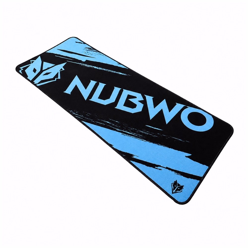 แผ่นรองเมาส์ NUBWO NP021 สีฟ้า มุมมองสามมิติเฉียง แสดงพื้นผิวสัมผัสผ้าเรียบเนียนและความหนาของขอบเย็บ