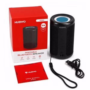 ลำโพงบลูทูธพกพา NUBWO NS56 สีดำ ไฟเรนโบว์ 5W วางคู่กับกล่องบรรจุภัณฑ์ สายคล้องมือ สายชาร์จ และคู่มือการใช้งาน