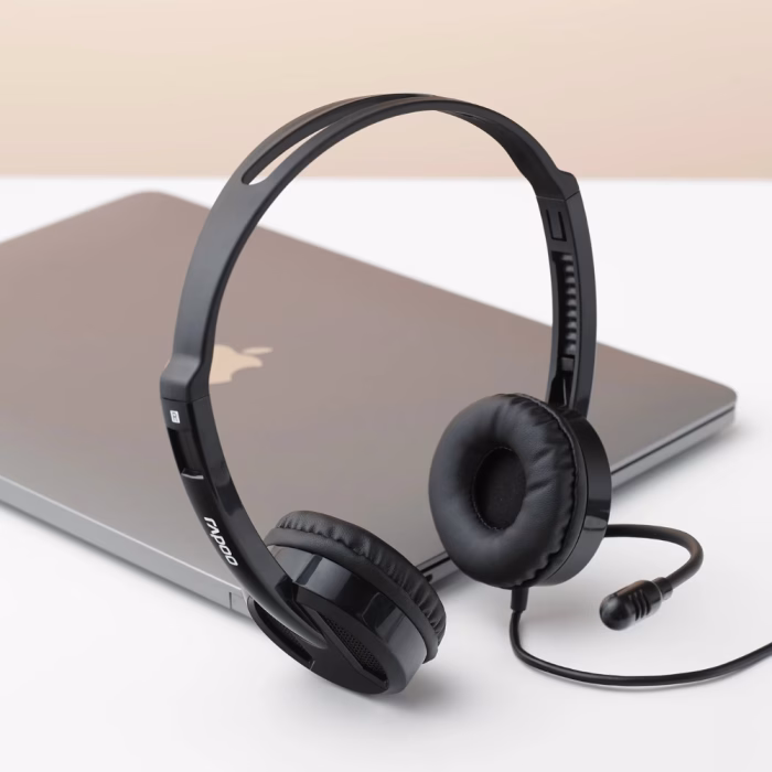 rapoo-h120-usb-stereo-headset-4 ภาพจำลองการจัดวางหูฟังมีสาย USB Rapoo H120 สีดำ คู่กับเครื่องโน้ตบุ๊คบนโต๊ะทำงาน