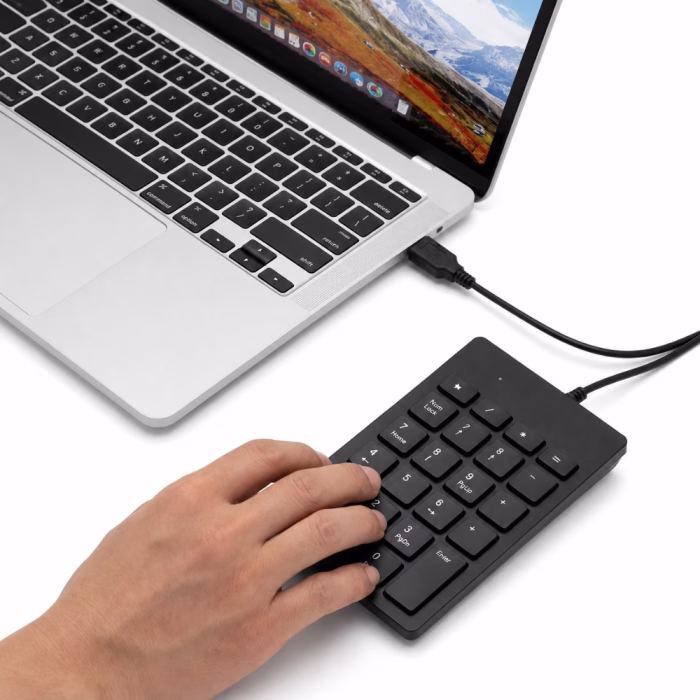 rapoo-k10-usb-numeric-black-4 ภาพจำลองการต่อใช้งานแป้นพิมพ์ตัวเลข Rapoo K10 สีดำ ผ่านพอร์ต USB คู่กับเครื่องโน้ตบุ๊คบนโต๊ะทำงาน