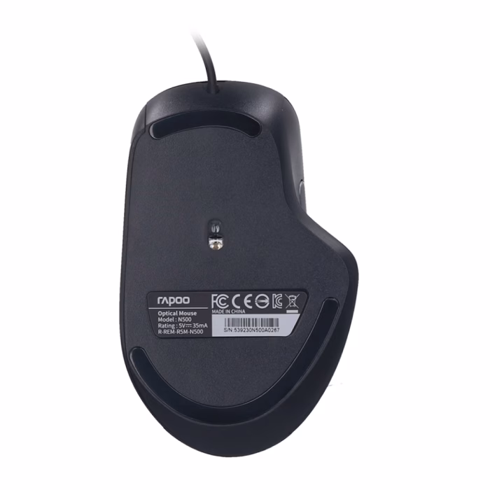 ด้านล่างตัวเมาส์ Rapoo N500 สีดำ แสดงตำแหน่งเซนเซอร์ออปติคอล แผ่นรองเลื่อน Mouse Skates และฉลากข้อมูลผลิตภัณฑ์