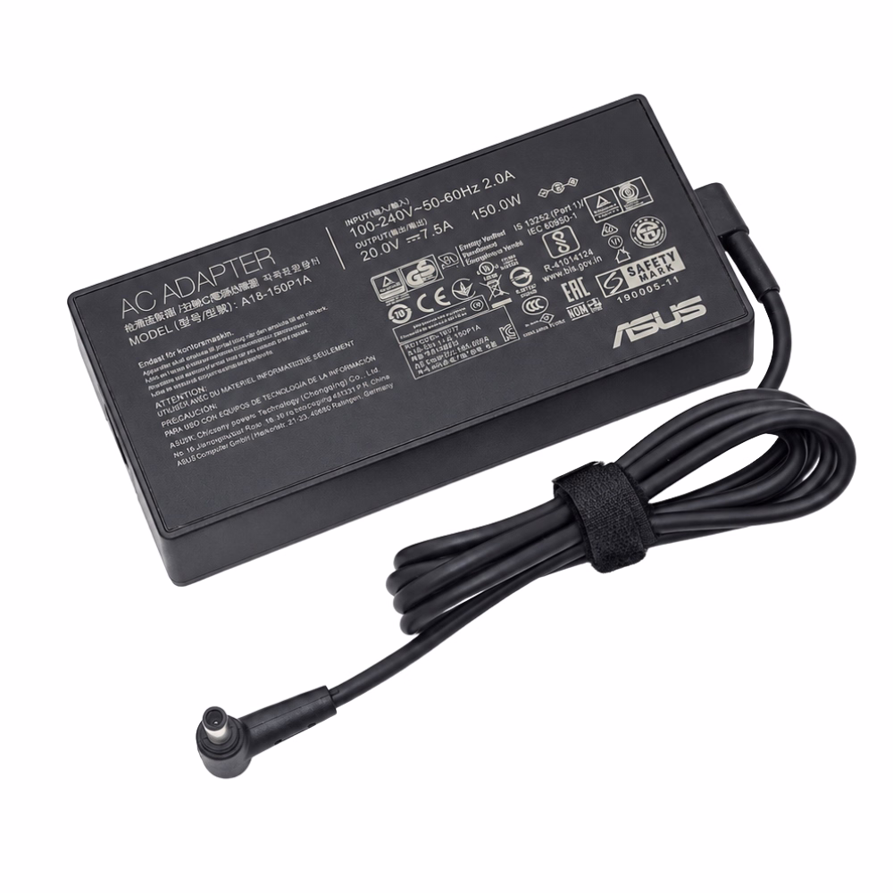 อะแดปเตอร์ชาร์จ Asus ROG 150W มุมเฉียง แสดงป้ายสเปกข้อมูลไฟและสาย DC พร้อมหัวแจ็คทรงงอ