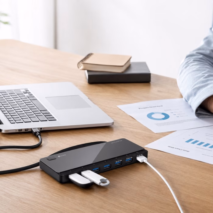 tp-link-uh700-usb-3-0-7-port-hub-black-4 ยูเอสบีฮับ 7 พอร์ต TP-Link UH700 สีดำ เสียบใช้งานจริงบนโต๊ะทำงานร่วมกับแล็ปท็อปและแฟลชไดรฟ์