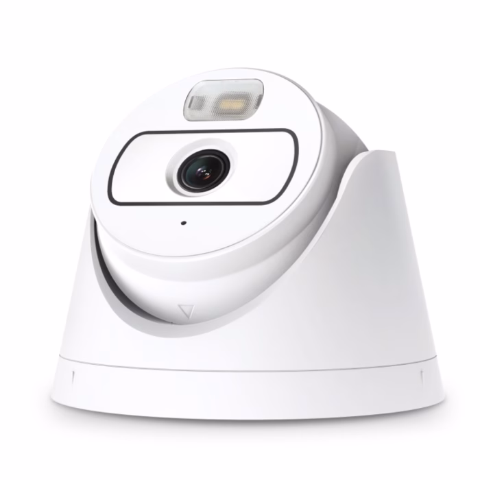 tp-link-vigi-easycam-c420-ip-camera-4 กล้องวงจรปิด VIGI EasyCam C420 ติดตั้งบนฐานตั้งโต๊ะสีขาว แสดงตัวกล้องทรงกลมปรับมุมมองได้