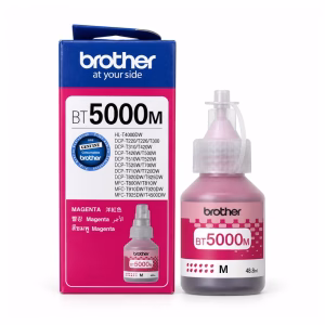 น้ำหมึกเติมแท้สีมาเจนตา Brother BT-5000M ขนาด 48.8 ml วางคู่กับกล่องบรรจุภัณฑ์ สำหรับเครื่องพิมพ์ Brother Ink Tank