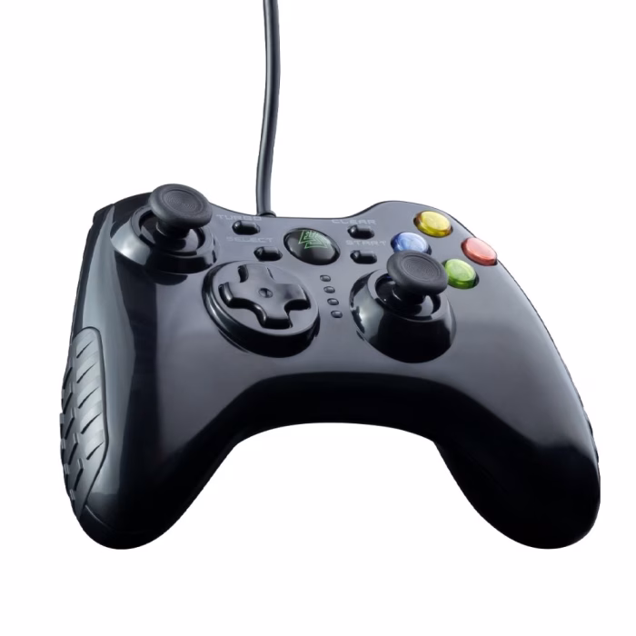 จอยเกมมิ่ง EGA TYPE-J1 สีดำ มุมมองสามมิติเฉียง แสดงกริปยางกันลื่นด้านข้าง บอดี้เคลือบเงา และก้านอนาล็อกคู่