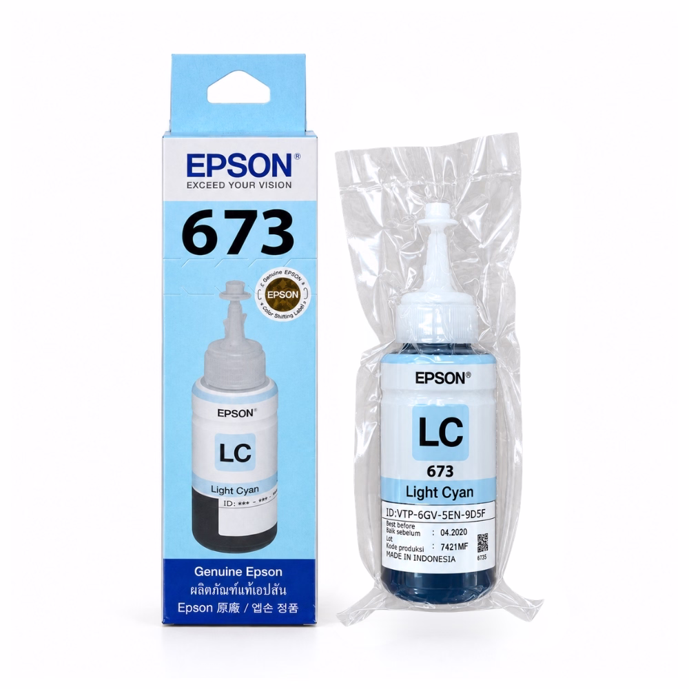 epson-t6735-light-cyan-ink-bottle-1 น้ำหมึกเติมแท้สีฟ้าอ่อน Epson 673 T6735 ในซองซีลพลาสติก วางคู่กับกล่องบรรจุภัณฑ์ สำหรับเครื่องพิมพ์ภาพถ่าย Epson EcoTank L-Series